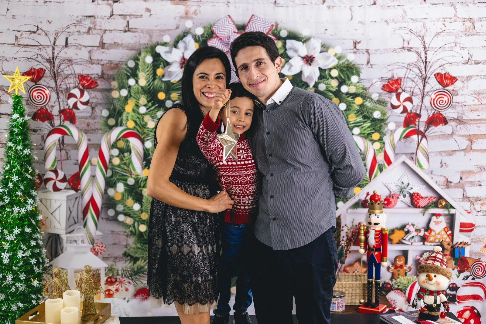 Familia abrazada en el estudio navideño de Danzalink