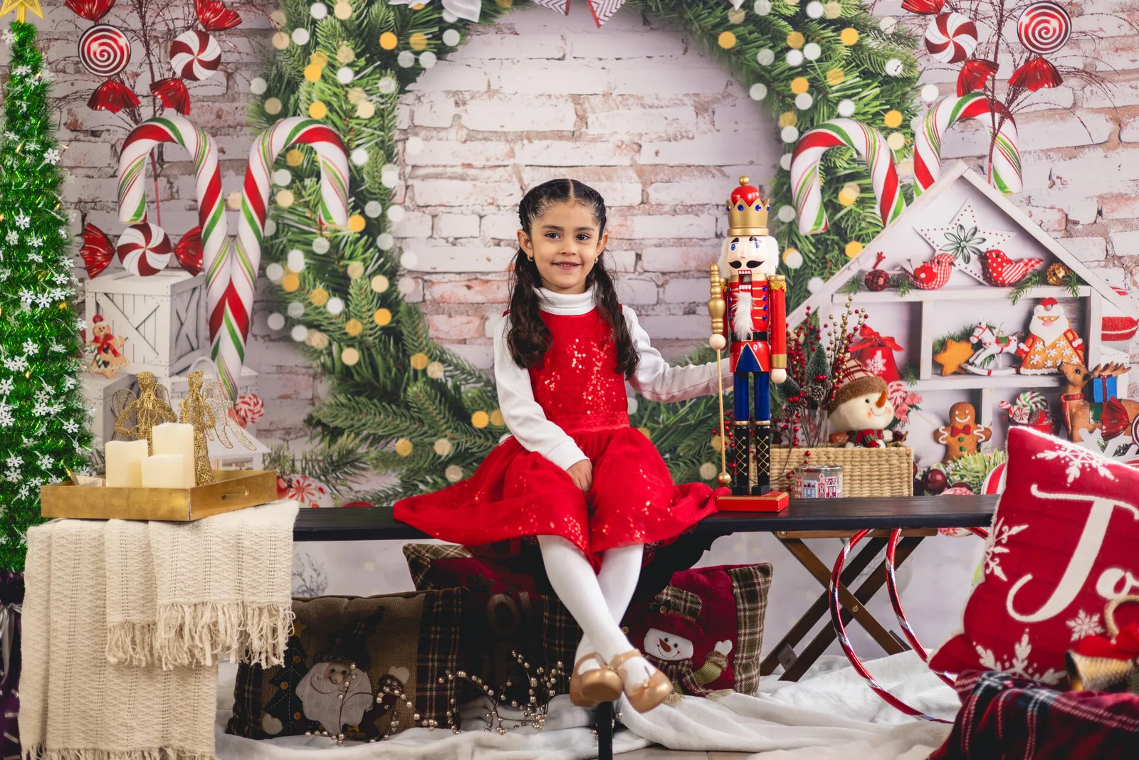 Niña con vestido rojo en el set navideño