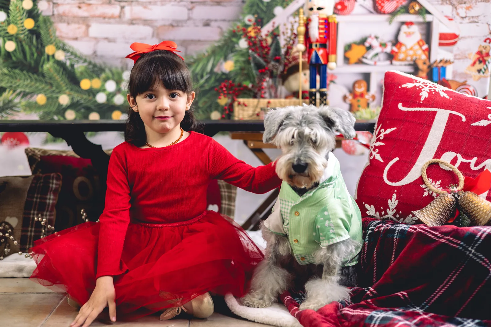 Niña con su perro en el estudio navideño