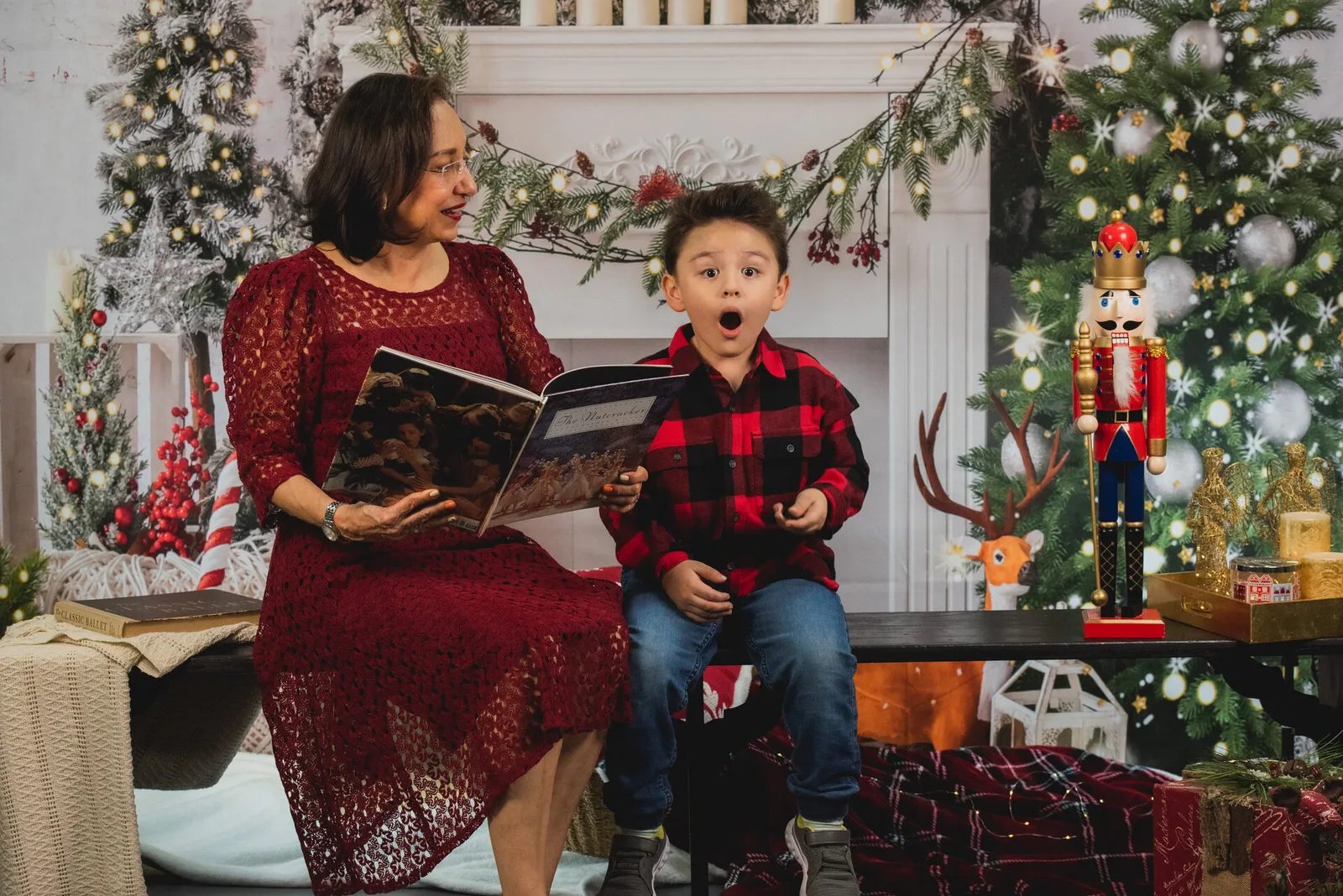 Madre e hijo leyendo un cuento navideño